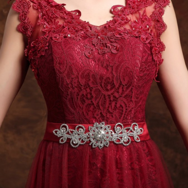 Donna Bridal večerní a plesové šaty s originální krajkovou sukní Červená tmavá Velikost 40 kód 315