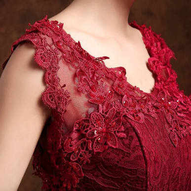 Donna Bridal večerní a plesové šaty s originální krajkovou sukní Červená tmavá Velikost 40 kód 315