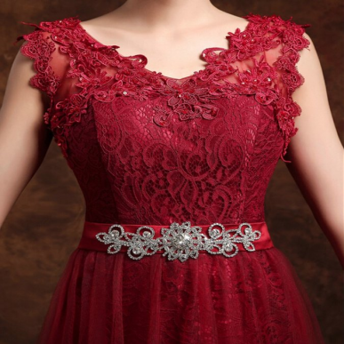 Donna Bridal večerní a plesové šaty s originální krajkovou sukní Červená tmavá Velikost 40 kód 315