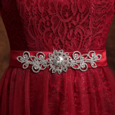 Donna Bridal večerní a plesové šaty s originální krajkovou sukní Červená tmavá Velikost 40 kód 315