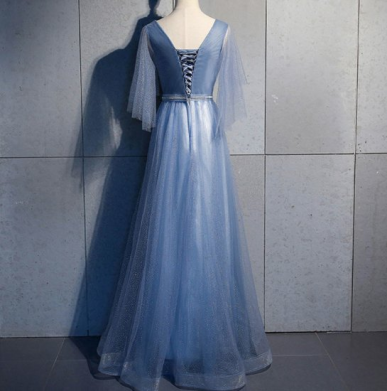 Donna Bridal zářivé večerní, společenské a plesové šaty s výstřihem a delšími volánkovými rukávy Modrá Velikost 40 kód 205