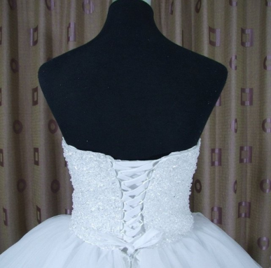 Donna Bridal Překrásné princeznovské plesové šaty se srdíčkovým výstřihem, vyztuženým korzetem s krystaly a špagetovými ramínky Bílá Velikost Vlastní velikost + 0,- kód 456