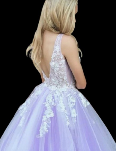 Donna Bridal nádherné plesové krajkové šaty s květy v 3D s bohatou sukní Šeříková 38 kód 435