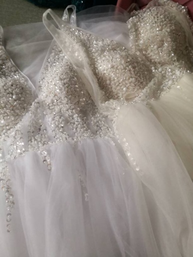 Donna Bridal tylové svatební šaty s rozparkem a zdobeným živůtkem Bílá Velikost 32 kód 367