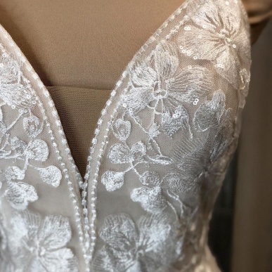 Donna Bridal elegantní krajkové svatební šaty s knoflíčky na zádech + SPODNICE ZDARMA Bílá Velikost 32 kód 459