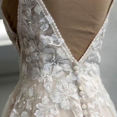 Donna Bridal elegantní krajkové svatební šaty s knoflíčky na zádech + SPODNICE ZDARMA Bílá Velikost 32 kód 459