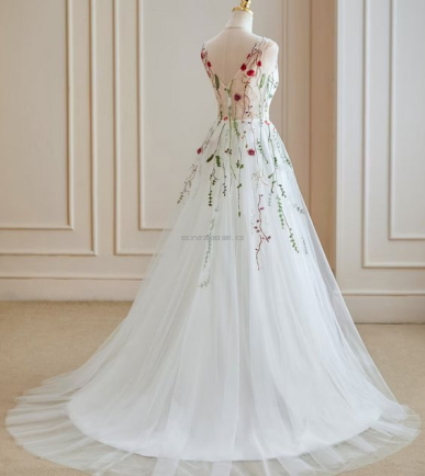 Donna Bridal květované vyšívané šaty s vlečkou Bílá Velikost 32 kód 523