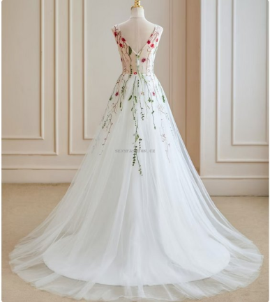 Donna Bridal květované vyšívané šaty s vlečkou Bílá Velikost 32 kód 523