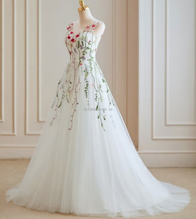 Donna Bridal květované vyšívané šaty s vlečkou Bílá Velikost 32 kód 523