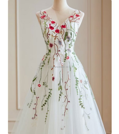 Donna Bridal květované vyšívané šaty s vlečkou Bílá Velikost 32 kód 523