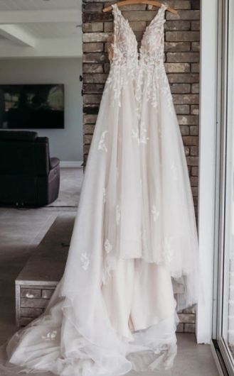 Donna Bridal krajkové svatební šaty s výstřihem do pasu a s knoflíčky na sukni Ivory Velikost 34 kód 525