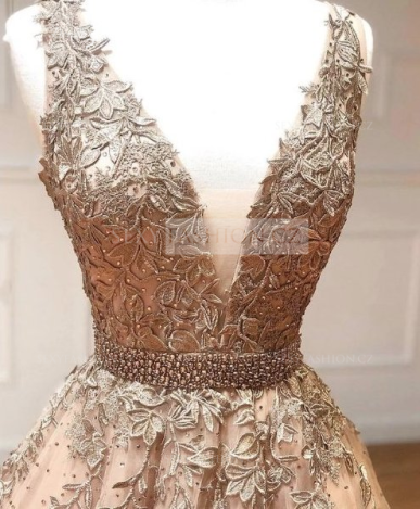 Donna Bridal Luxusní plesové & společenské šaty s krajkou, kamínky a šněrováním na zádech – ball gown silueta Zlatá Velikost 38 kód 154