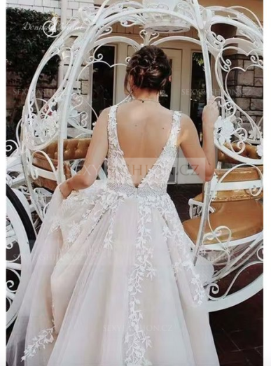 Donna Bridal Luxusní plesové & společenské šaty s krajkou, kamínky a šněrováním na zádech – ball gown silueta Bílá Velikost 42 kód 154