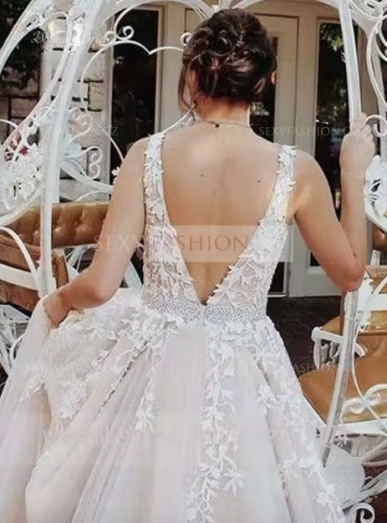 Donna Bridal Luxusní plesové & společenské šaty s krajkou, kamínky a šněrováním na zádech – ball gown silueta Bílá Velikost 42 kód 154