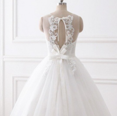 Donna Bridal wedding dress with oval neckline + rhinestones and bows + FREE Petticoat Bílá 36 code 100