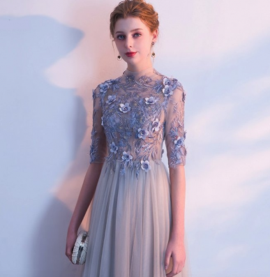Donna Bridal plesové a společenské šaty s krásným živůtek a květinky v 3D s perličkou Šedá Velikost 36 kód 308