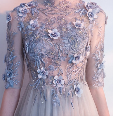 Donna Bridal plesové a společenské šaty s krásným živůtek a květinky v 3D s perličkou Šedá Velikost 36 kód 308