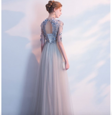 Donna Bridal plesové a společenské šaty s krásným živůtek a květinky v 3D s perličkou Šedá Velikost 36 kód 308