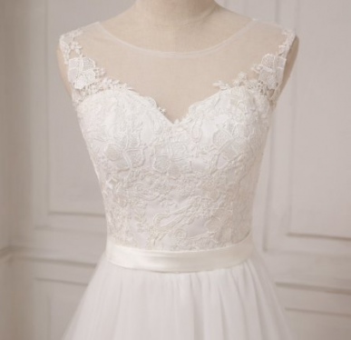 Donna Bridal romantic lace wedding dress with buttons along the full length of the back reaching all the way to the skirt Bílá 36 code 103