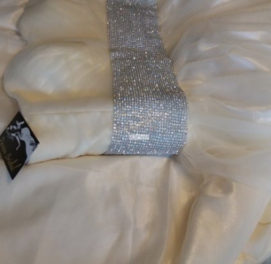 Donna Bridal maturitní šaty s výrazným zdobeným pasem a plisovaným živůtkem Šampaň Velikost 42 kod 346
