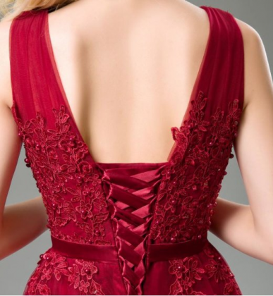 Donna Bridal krajkové tylové šaty na ples s perličkami a sexy výstřihem Červená tmavá Velikost 32 kód 429