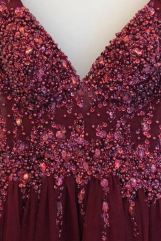 Donna Bridal večerní, krásné a sexy společenské šaty s rozparkem a výstřihem do V kód 363 - Červená tmavá