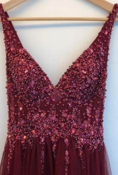 Donna Bridal večerní, krásné a sexy společenské šaty s rozparkem a výstřihem do V kód 363 - Červená tmavá