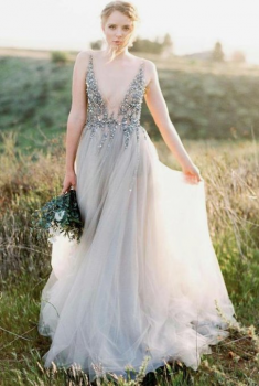 Donna Bridal večerní, krásné a sexy společenské šaty s rozparkem a výstřihem do V kód 363 - Stříbrná