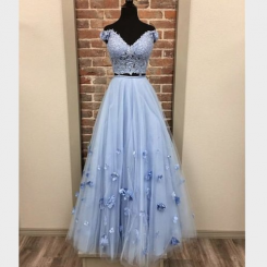 Donna Bridal dvoudílné šaty s květiny na sukni v 3D a krajkovým živůtkem kód 279 - Modrá nebeská