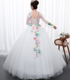 Donna Bridal romantické společenské šaty s květy na živůtku a sukni Bílá Velikost 32 kód 372