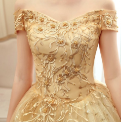 Donna Bridal společenské a plesové šaty s krajkou a perličkami kód 371 - Zlatá