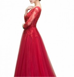 Donna Bridal romantické plesové šaty s krajkovým výstřihem do V a 3/4 rukávy kód 202 - Červená