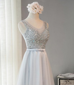 Donna Bridal dlouhé elegantní večerní šaty na ples s výstřihem do V kód 236 - Šedá