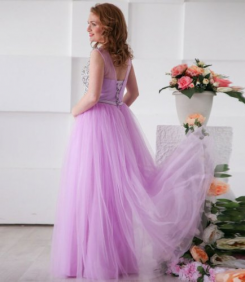 Donna Bridal dlouhé elegantní večerní šaty na ples s výstřihem do V Šeříková Velikost 32 kód 236