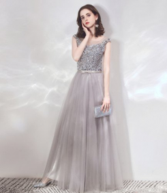 Donna Bridal dlouhé elegantní večerní šaty na ples s výstřihem do V kód 236 - Šedá