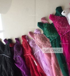 Donna Bridal krajkové tylové šaty na ples s perličkami a sexy výstřihem kód 429 - Černá