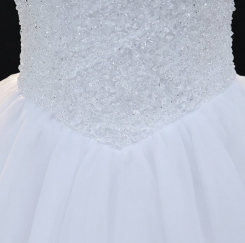Donna Bridal Překrásné princeznovské plesové šaty se srdíčkovým výstřihem, vyztuženým korzetem s krystaly a špagetovými ramínky kód 456 - Bílá