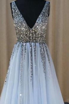 Donna Bridal večerní, krásné a sexy společenské šaty s rozparkem a výstřihem do V kód 439 - Modrá nebeská