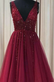 Donna Bridal večerní, krásné a sexy společenské šaty s rozparkem a výstřihem do V kód 439 - Červená tmavá