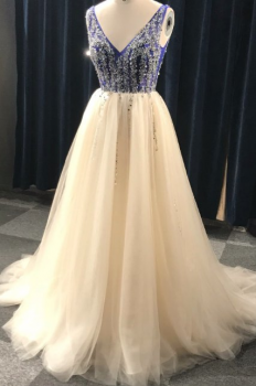 Donna Bridal večerní, krásné a sexy společenské šaty s rozparkem a výstřihem do V kód 439 - Mix barev - stejná jako na fotografii