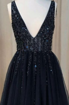 Donna Bridal večerní, krásné a sexy společenské šaty s rozparkem a výstřihem do V kód 439 - Černá