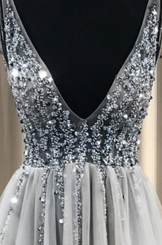 Donna Bridal večerní, krásné a sexy společenské šaty s rozparkem a výstřihem do V kód 439 - Stříbrná