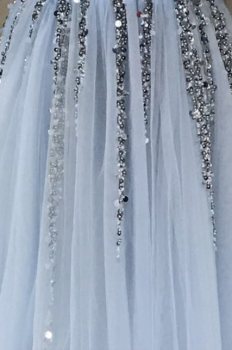 Donna Bridal večerní, krásné a sexy společenské šaty s rozparkem a výstřihem do V kód 439 - Modrá nebeská