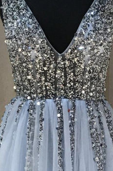 Donna Bridal večerní, krásné a sexy společenské šaty s rozparkem a výstřihem do V kód 439 - Modrá nebeská