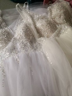 Donna Bridal tylové svatební šaty s rozparkem a zdobeným živůtkem kód 367 - Bílá