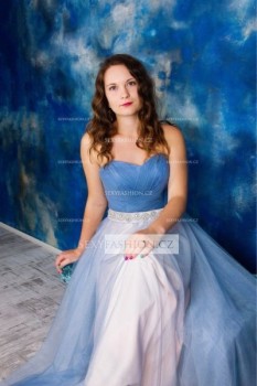 Mix barev - stejná jako na fotografii Donna Bridal dlouhé večerní tyl šaty bez ramínek a se zdobeným páskem kód 204 - Mix barev - stejná jako na fotografii