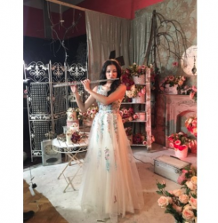 Donna Bridal krásné vyšívané květové společenské šaty kód 482 - Šampaň