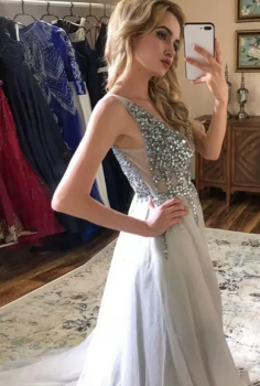 Donna Bridal večerní, krásné a sexy společenské šaty s rozparkem a výstřihem do V kód 363 - Bílá