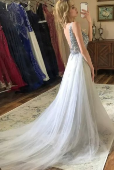 Donna Bridal večerní, krásné a sexy společenské šaty s rozparkem a výstřihem do V kód 363 - Bílá