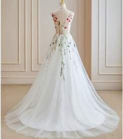 Donna Bridal květované vyšívané šaty s vlečkou kód 523 - Bílá